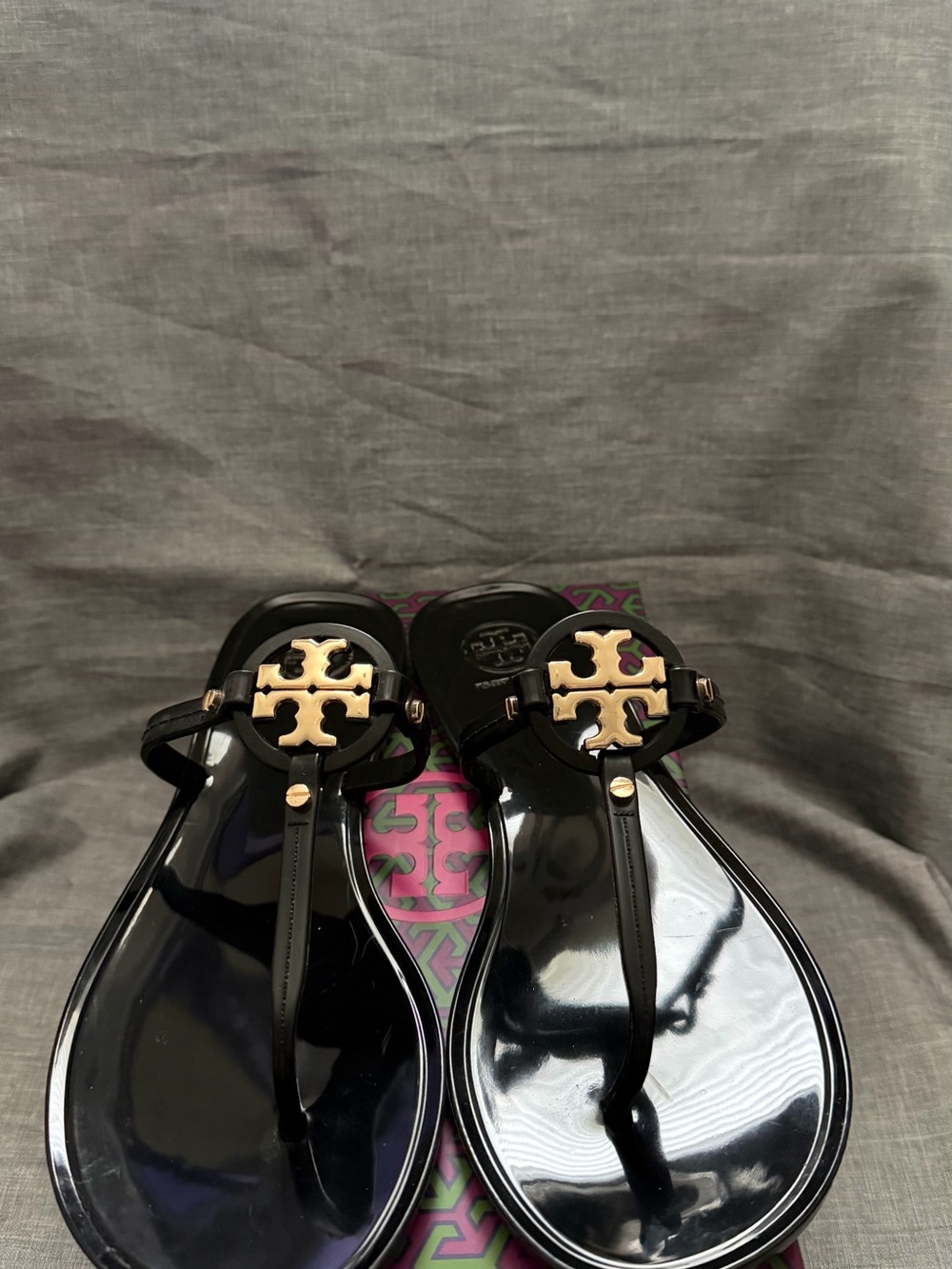 Tory Burch Black Patent Mini Miller Thong Sandal with Gold Logo - Picture 2 of 6